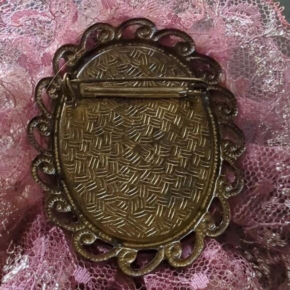 Vintage Lady Face Pin Brooch Feathers Flower Mauve Lace - Picture 5 of 6
